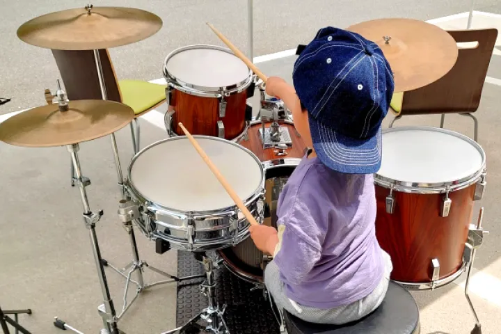 一生懸命にドラムを叩く小さな男の子