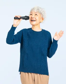 マイクを手に持った女性講師