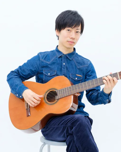 アコースティックギターを持った男性講師