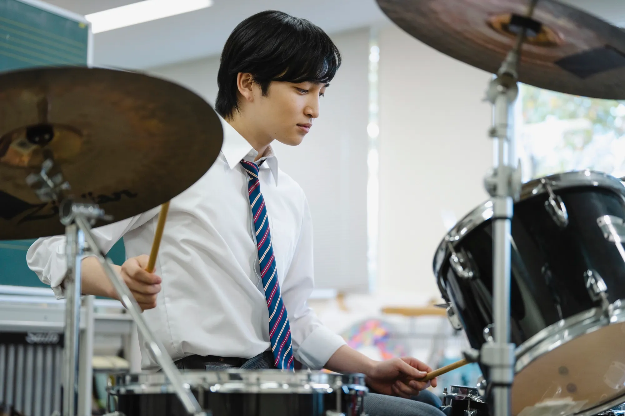 スライドショー画像5 ドラムの練習をする男子高校生