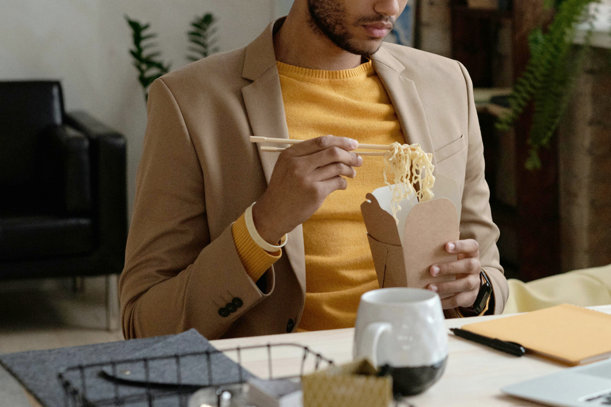 カップラーメンを食べる男性