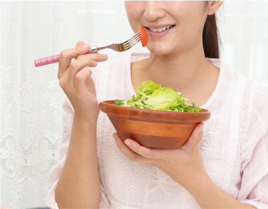 サラダを食べる女性